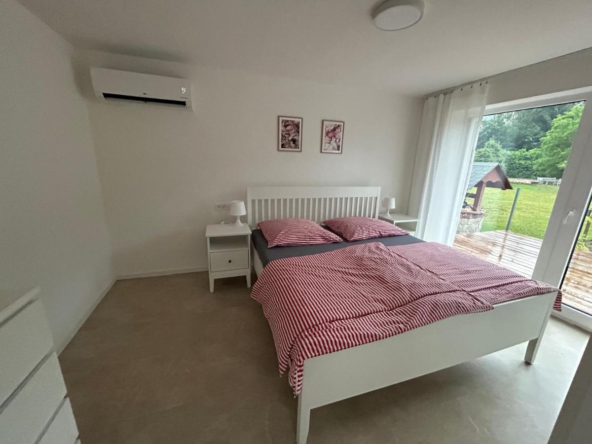 Red Travel Apartment Dvur Kralove nad Labem Ngoại thất bức ảnh