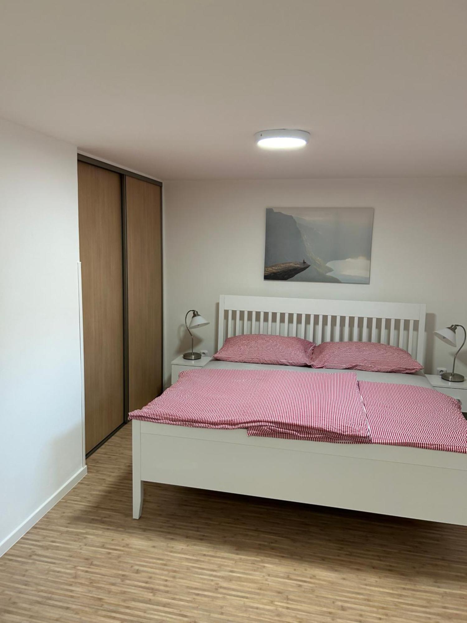 Red Travel Apartment Dvur Kralove nad Labem Ngoại thất bức ảnh