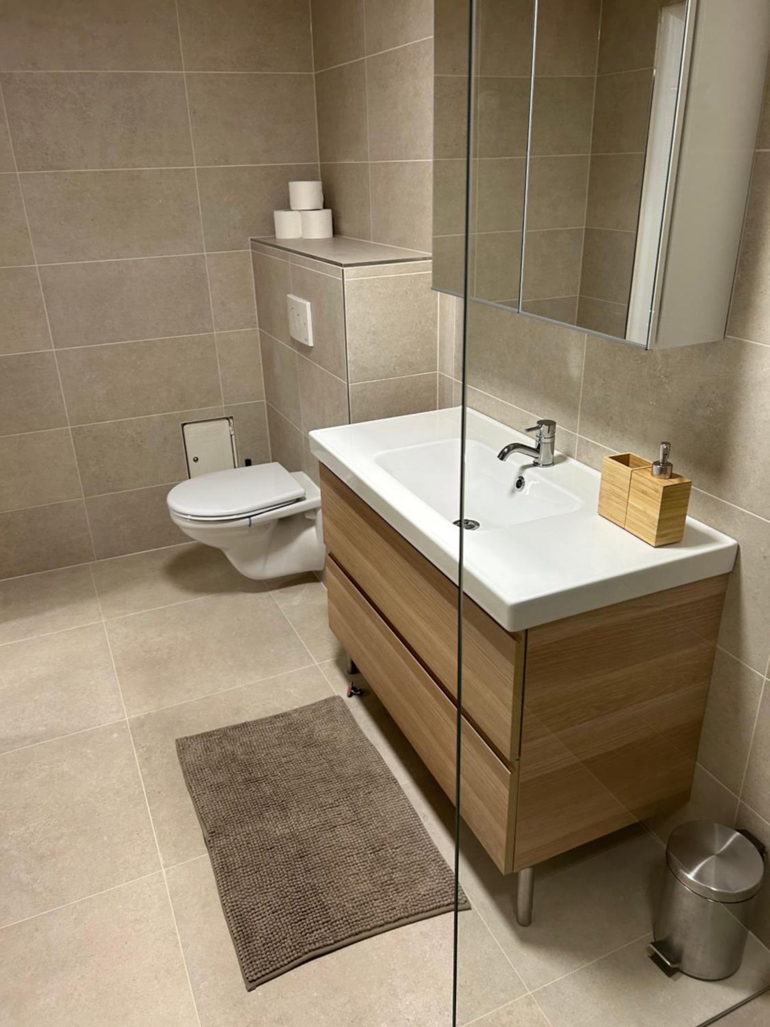Red Travel Apartment Dvur Kralove nad Labem Ngoại thất bức ảnh