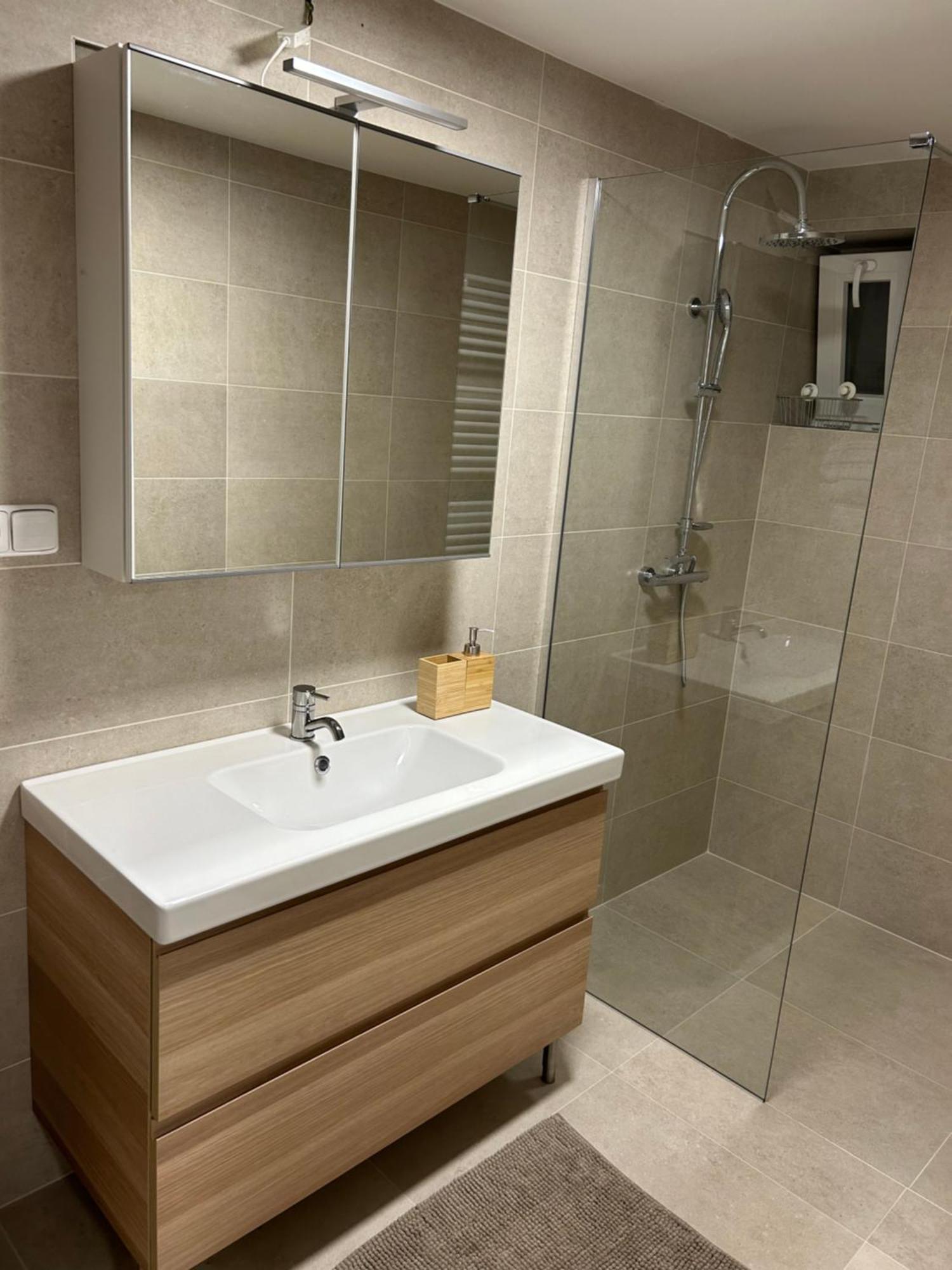 Red Travel Apartment Dvur Kralove nad Labem Ngoại thất bức ảnh